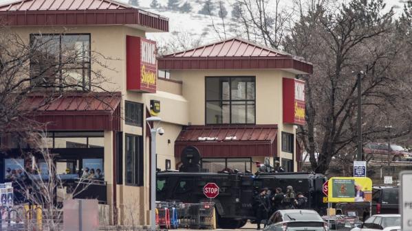 Etats-Unis : une fusillade dans un supermarché du Colorado fait dix morts dont un policier