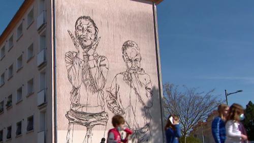 À Poitiers, le graffeur Mahn Kloix met à l'honneur les habitants d'un quartier à travers dix portraits géants