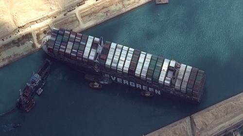 Canal de Suez : une tentative de renflouer le porte-conteneurs a échoué