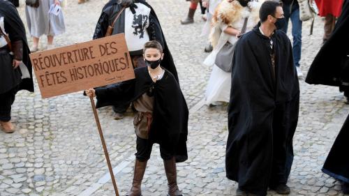 Covid-19 : les acteurs de reconstitutions historiques manifestent en costume à Avignon