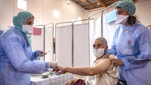 Covid-19 : le Maroc, bon élève de la vaccination, suspend ses liaisons aériennes avec la France