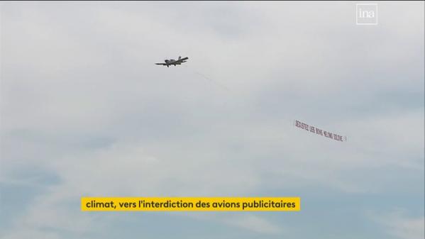 Loi climat : les députés interdisent les avions publicitaires, trop polluants