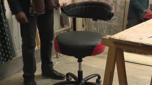 Dans l'Eure, un ostéopathe crée un fauteuil dynamique pour les salariés en télétravail