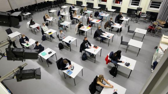 Scolarite Les Examens De Fin D Annee Sous La Menace Du Covid 19 Au Royaume Uni En Allemagne Et En Israel