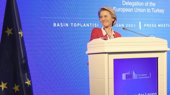 Il presidente della Commissione europea & nbsp;  Ursula von der Leyen ad Ankara, 6 aprile 2021.