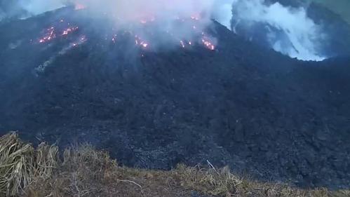 Le volcan de l'île caribéenne de Saint-Vincent entre en éruption, des évacuations sont en cours