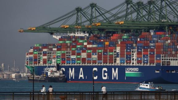 6 de abril de 2021. El carguero CMA CGM más grande del mundo, el "Jacques Saadé ", propulsado por gas natural licuado, anclado aquí en la terminal Pasir Panjang en Singapur.  & nbsp;