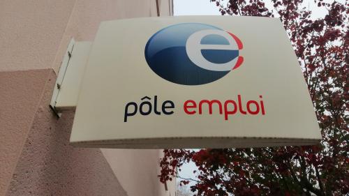 Vaucluse : une partie de chasse se termine devant une agence Pôle Emploi