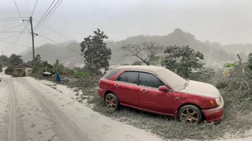 L'île de Saint-Vincent sous une épaisse couche de cendres après l'éruption de son volcan