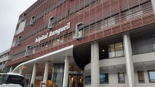 À Toulouse, une cinquantaine de personnes, internes et praticiens, ont fait la fête à l'internat de l'hôpital de Rangueil