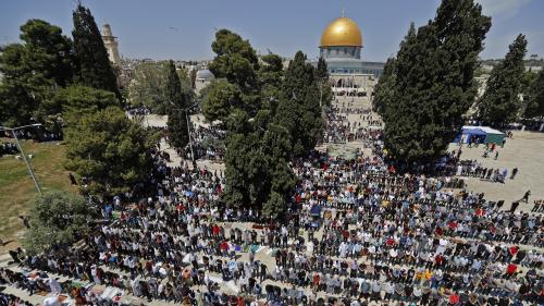 Covid-19 : des milliers de musulmans se rassemblent sur l'esplanade des Mosquées pour la première fois depuis le début de l'épidémie