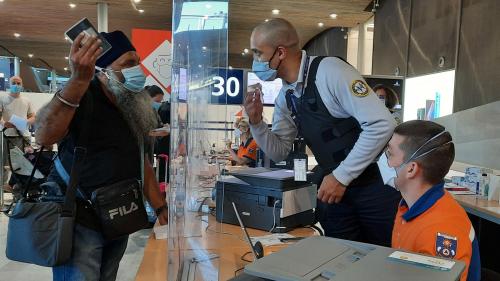 À l'aéroport de Roissy, un nouveau dispositif de contrôle pour les voyageurs en provenance d'Inde : 