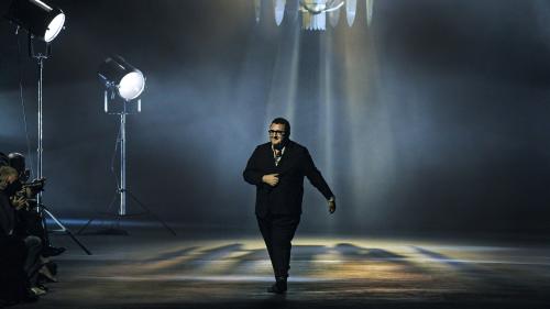 VIDEOS. Retrouvez l'univers d'Alber Elbaz, le créateur qui a fait rayonner l'élégance à la française en cinq temps forts