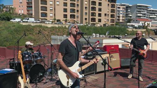 VIDEO. Installé sur le toit d'un immeuble d'Ajaccio, un groupe de rock offre un concert aux passants