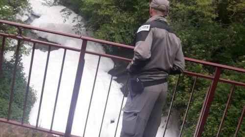 Une impressionnante pollution de mousse se forme sur une rivière près de Toulouse