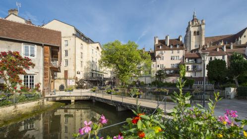 Vacances : les locations de maisons s'envolent