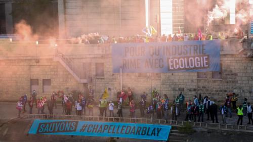 Une centaine de manifestants à Bercy pour réclamer la sauvegarde d'une papeterie de Seine-Maritime