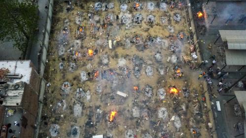 DECRYPTAGE. Inde : les crémations de masse à ciel ouvert, symbole de l'urgence sanitaire