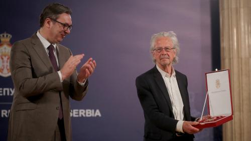 Le président serbe décore le Prix Nobel de littérature controversé Peter Handke