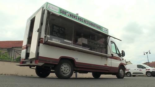 Des restaurateurs sortent de leur cuisine pour partir en tournée solidaire avec des food trucks