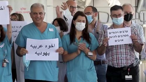 Israël : à Haïfa, soignants juifs et arabes coexistent dans la paix et la solidarité