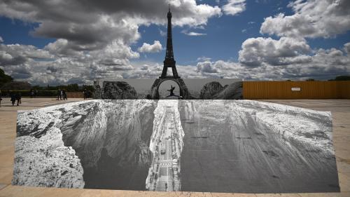 Grâce à une fresque de JR, la tour Eiffel enjambe un canyon en plein Paris