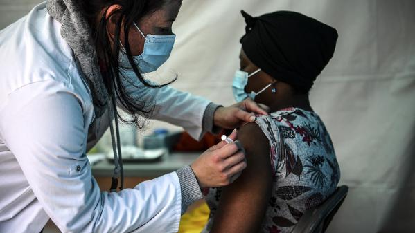 Covid-19 : l'Académie de médecine préconise de rendre le vaccin obligatoire