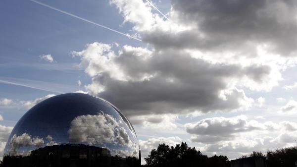 Le festival de musique Villette Sonique à Paris s'ouvre avec un public restreint et assis