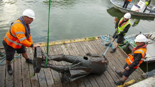 La statue déboulonnée de l'esclavagiste Edward Colston au centre d'une exposition à Bristol