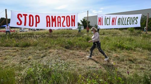 Des centaines de personnes manifestent contre l'implantation d'entrepôts Amazon dans le Gard et près de Nantes