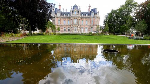 Les premiers visiteurs découvrent le nouveau musée du vin de Champagne et de l'archéologie régionale d'Épernay