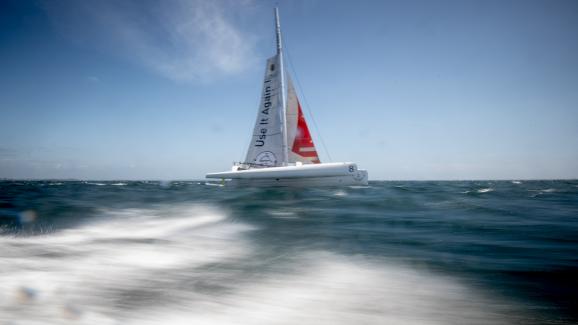 Le trimaran de Romain Pilliard, \"Use it again\" le 25 mai 2021 le long des côtes de la Trinité-sur-Mer.&nbsp;