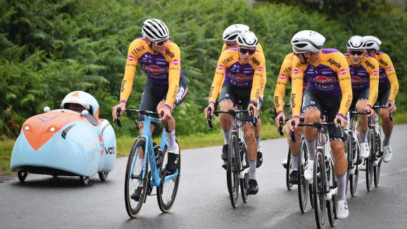 El danés Mathieu van der Poel & nbsp;  del equipo Alpecin-Fenix, & nbsp;  Los belgas Xandro Meurisse y Jonas Rickaert durante una sesión de entrenamiento antes de esta 108a gira ciclista del Tour de Francia que comienza este sábado 26 de junio en Brest.  & Nbsp ;;