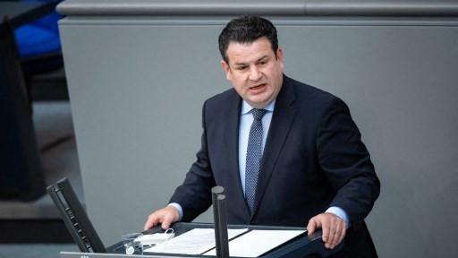 Hubertus Hill, Bundesminister für Arbeit und Soziales, spricht während der Plenarsitzung des Deutschen Bundestages am 25. Juni 2021 in Berlin.