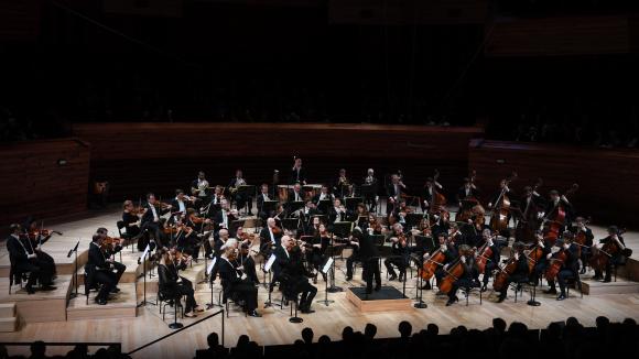 Concierto sinfónico.  Beethoven, Sinfonía n. ° 7 / Concierto n. ° 4 Orquesta Filarmónica de Radio Francia dirigida por Xian Zhang en el gran auditorio de la Maison de la Radio.