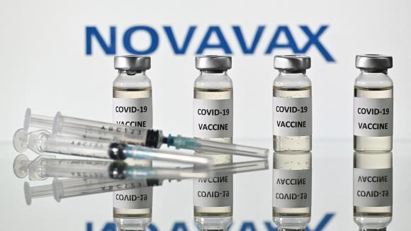 Des seringues et des vaccins Novavax.