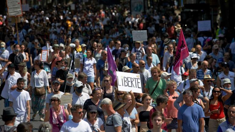 Des manifestants contre le pass sanitaire à Toulouse (Haute-Garonne), le 14 août 2021.