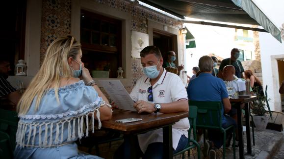 Esplanada do restaurante em Sesimbra (Portugal) a 9 de julho de 2021