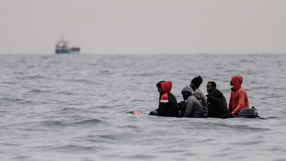 Des migrants sur une embarcation, entre Sangatte et Cap Blanc-Nez, dans la Manche, le 27 août 2020.