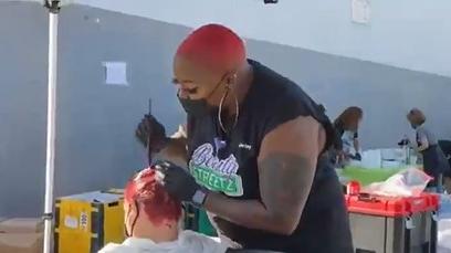 In Los Angeles, Shirley Raines dresses homeless people on their hair and make-up every Saturday to “bring beauty to the streets”