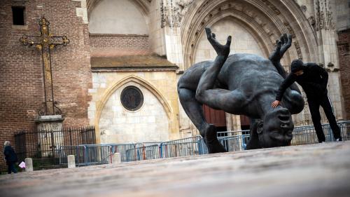 À Toulouse, la statue géante d'un homme nu sur le parvis de la cathédrale fait polémique