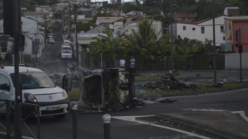 Martinique : les barrages routiers et les incendies se multiplient au troisième jour de grève générale