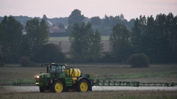 Pesticides : des traces détectées sur les habitations même à 100 mètres des cultures, selon Générations Futures