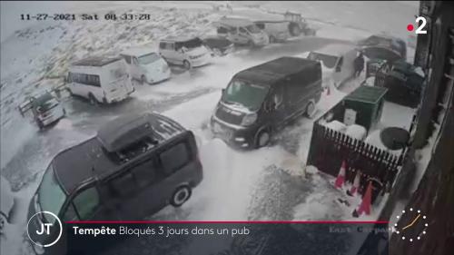 Royaume-Uni : quand une tempête de neige bloque des clients trois jours dans un pub