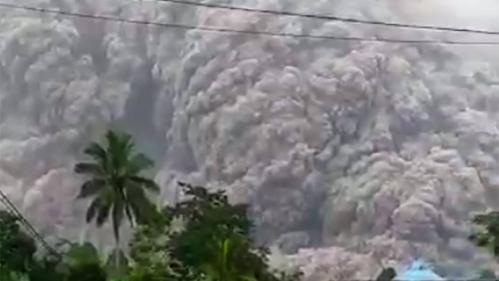 VIDEO. Indonésie : l'éruption du volcan Semeru plonge les habitants dans le noir