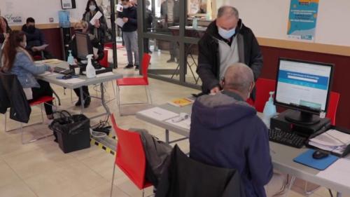 Covid-19 : les centres de vaccination font le plein