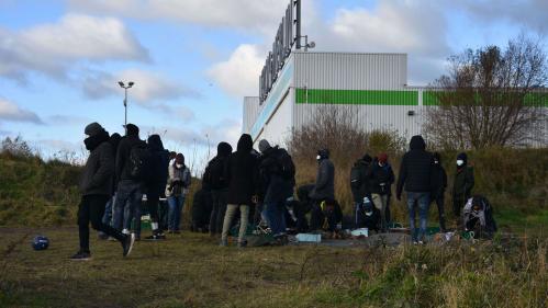 REPORTAGE. Crise des migrants : à Calais, des associations bataillent en permanence avec les autorités pour réussir à aider les 