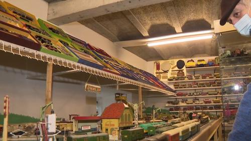 Noël : rencontre avec un collectionneur de jouets anciens au savoir-faire unique