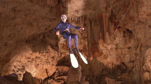 Un spectacle initiatique et acrobatique dans les mondes souterrains de la Grotte d'Aven d'Orgnac