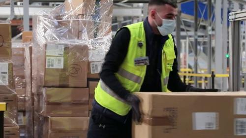 La Poste : dans le rush d'une plateforme de tri, à l'approche de Noël